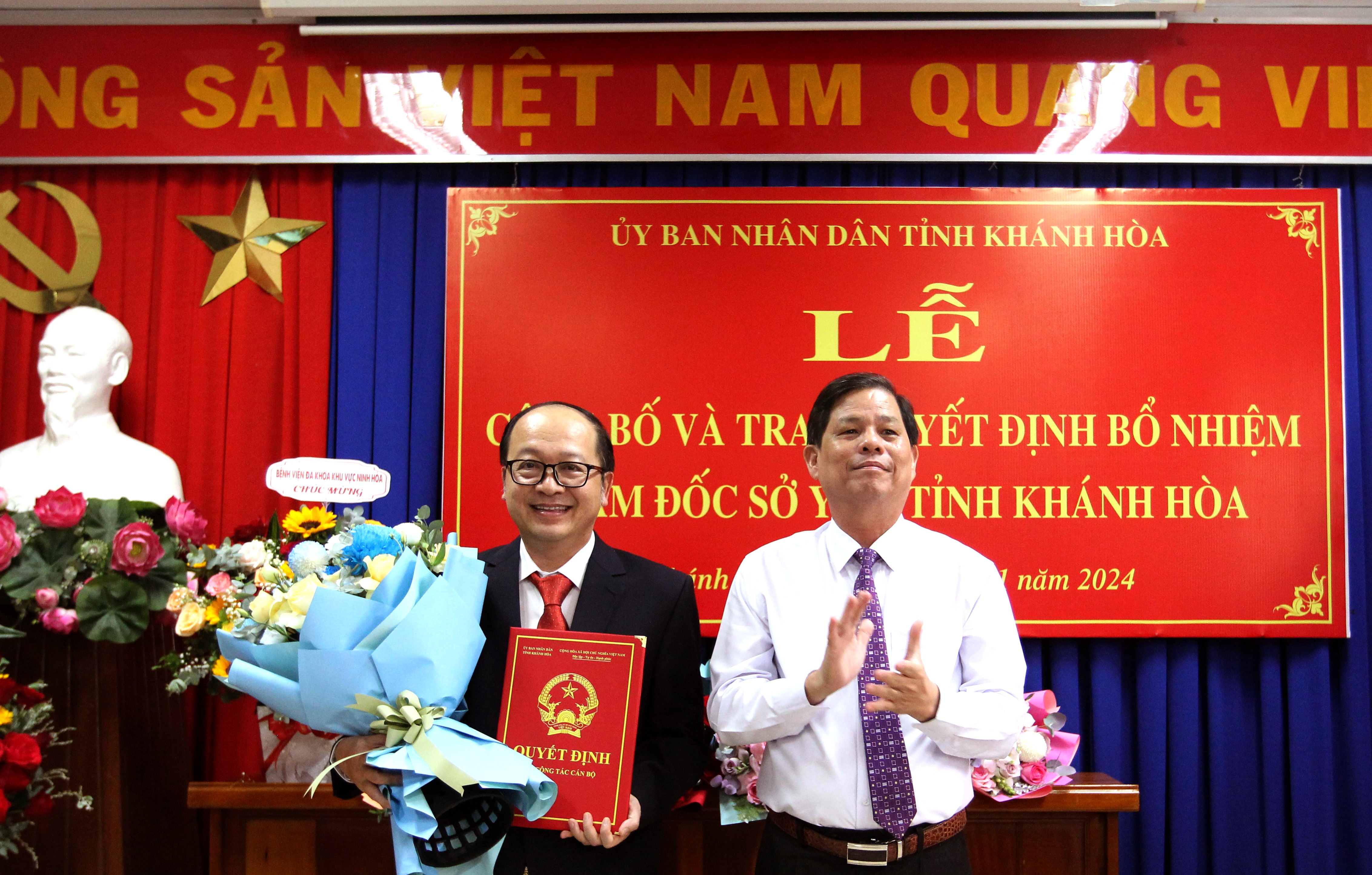 Trao Quyết định bổ nhiệm ThS.BSCKII Lê Văn Khoa giữ chức Giám đốc Sở Y tế tỉnh Khánh Hòa